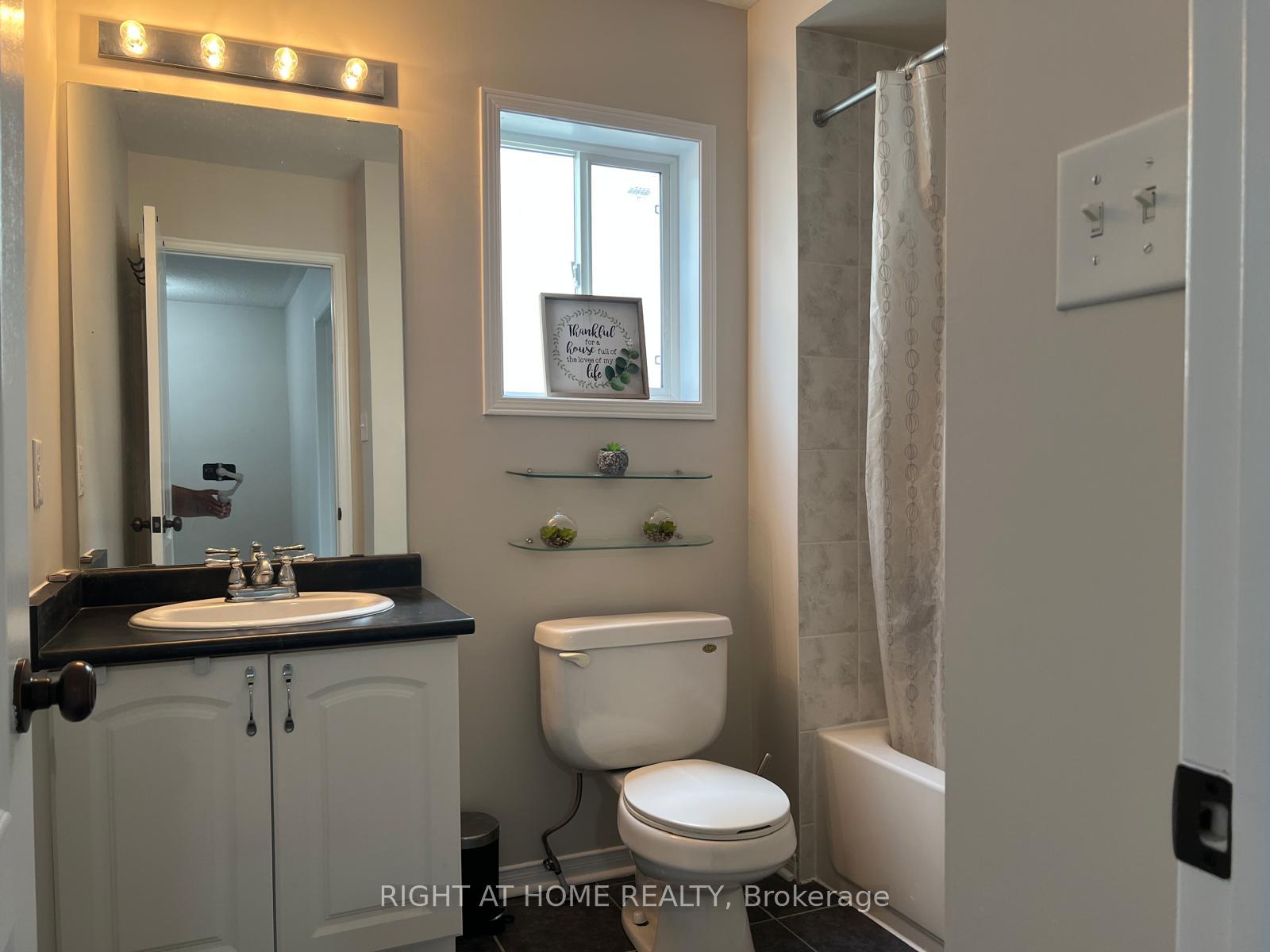 Photo 27 of 39 Golden Iris Crescent, Hamilton, Waterdown — HOMEH
