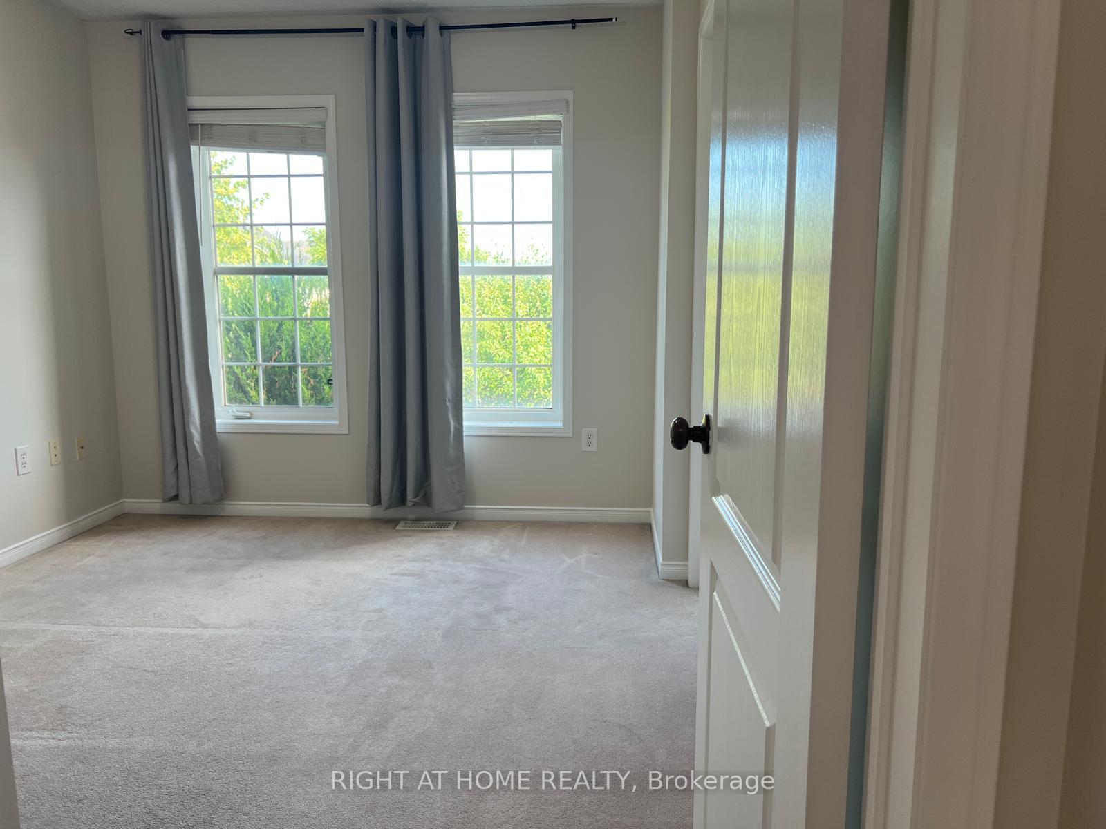 Photo 29 of 39 Golden Iris Crescent, Hamilton, Waterdown — HOMEH