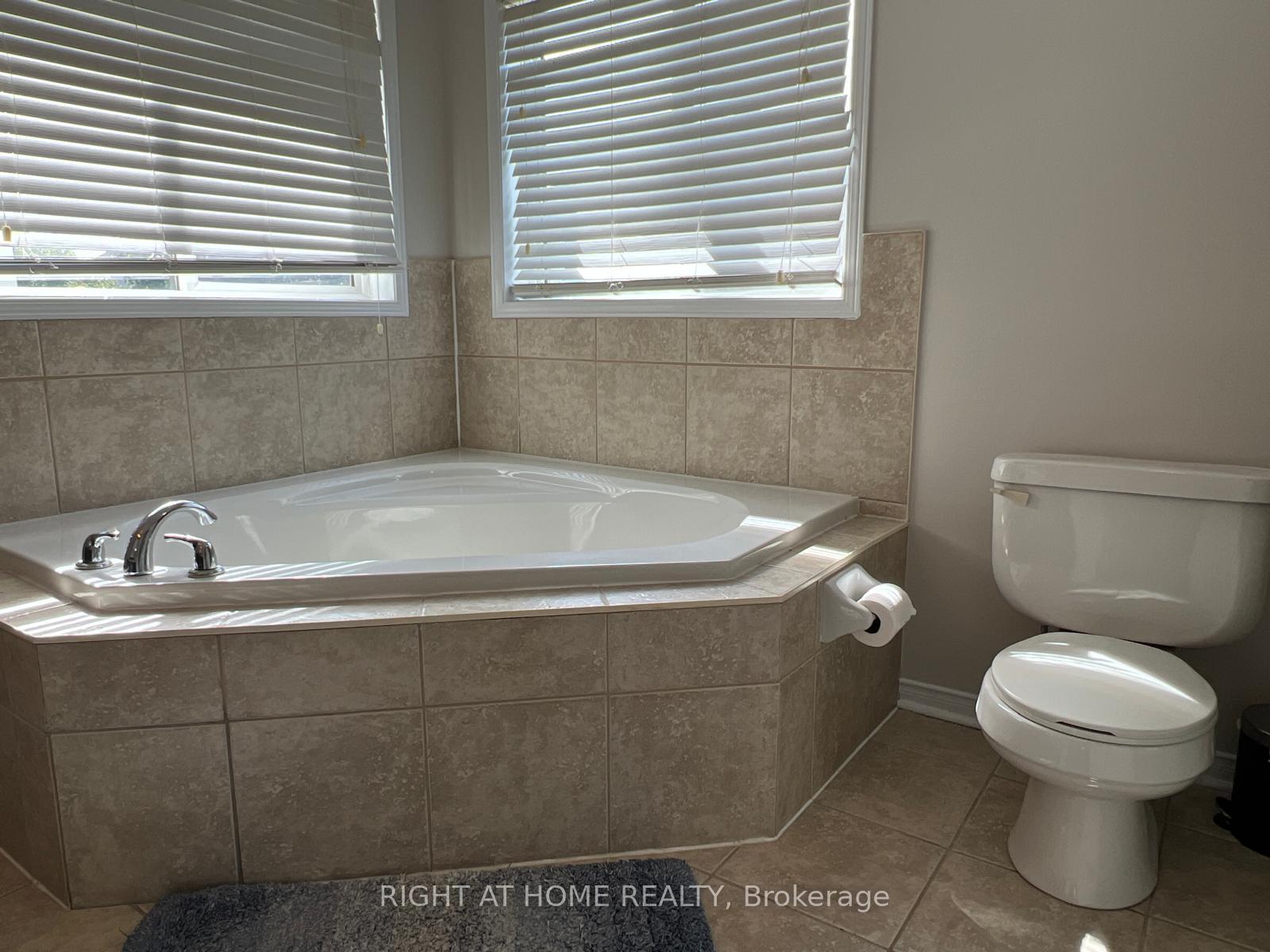 Photo 36 of 39 Golden Iris Crescent, Hamilton, Waterdown — HOMEH
