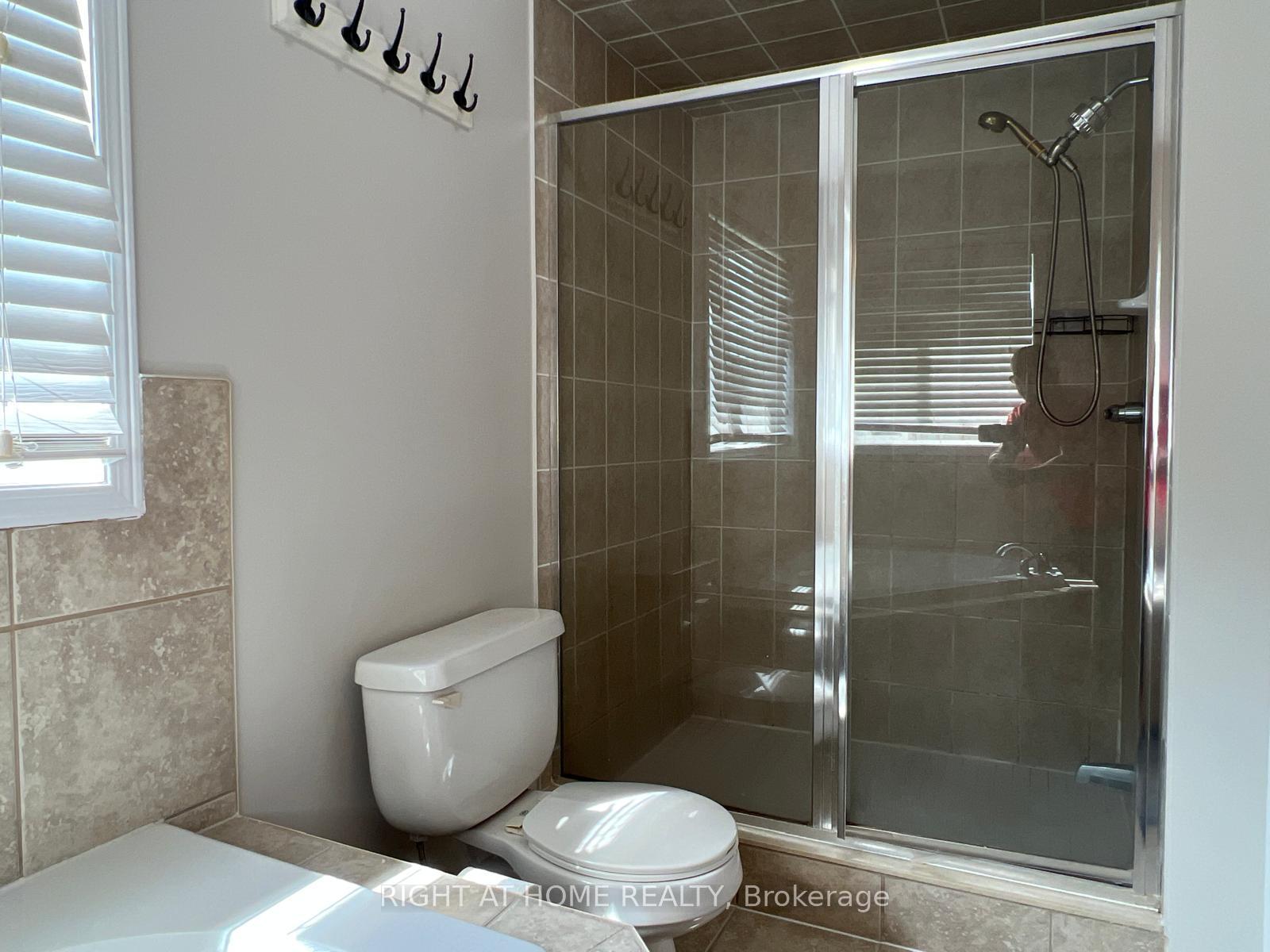 Photo 37 of 39 Golden Iris Crescent, Hamilton, Waterdown — HOMEH