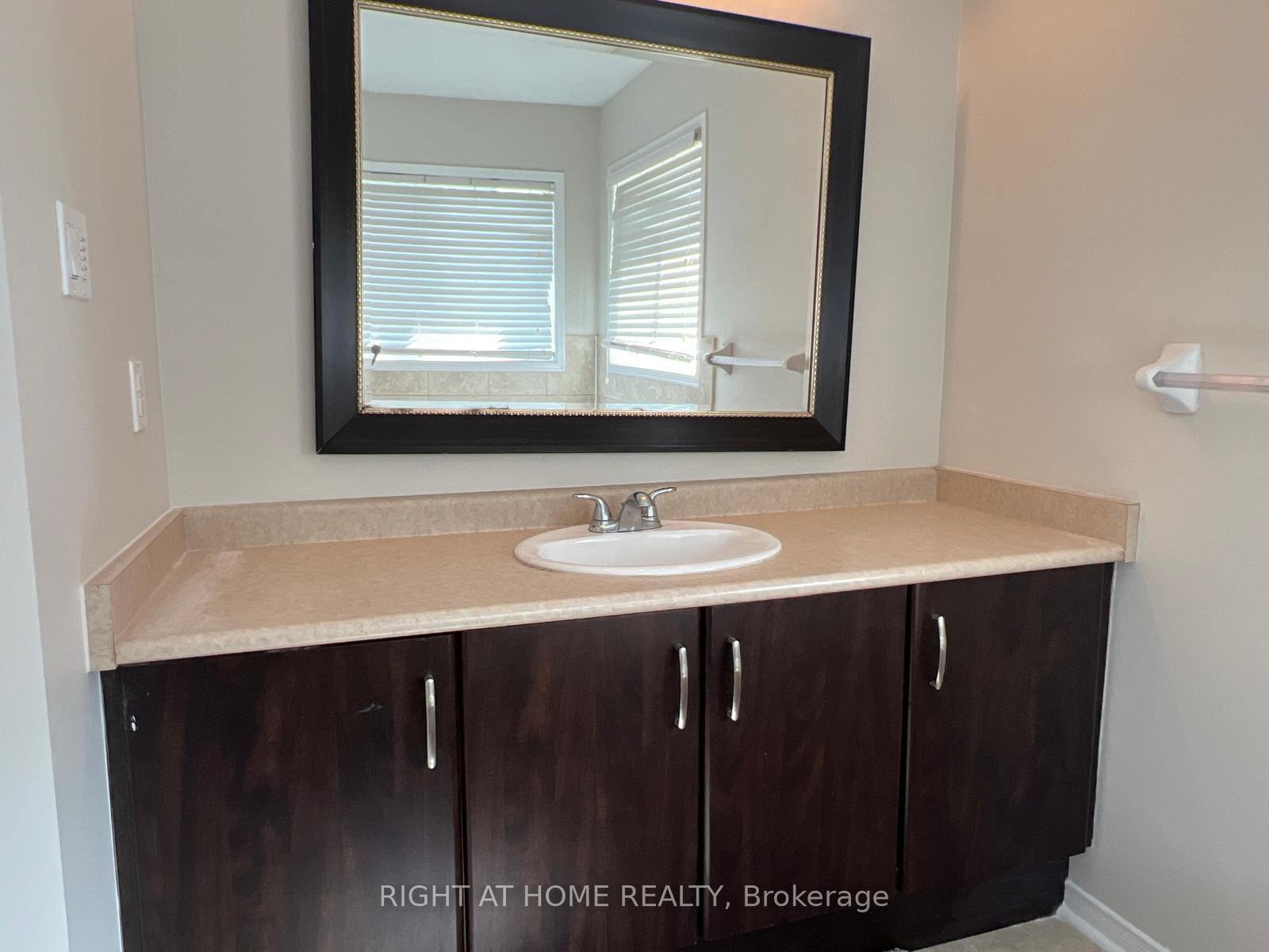 Photo 38 of 39 Golden Iris Crescent, Hamilton, Waterdown — HOMEH