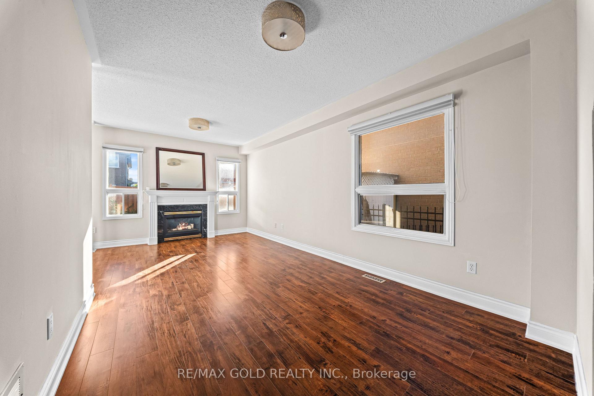 Photo 3 of 24 Alberta Terrace, Brampton, Sandringham-Wellington — HOMEH