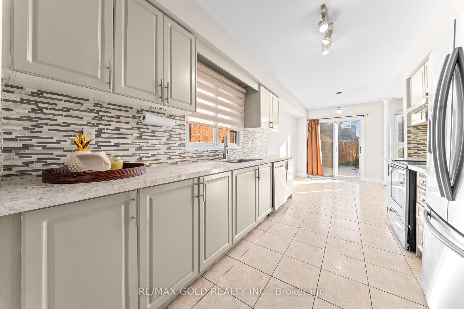 Photo 8 of 24 Alberta Terrace, Brampton, Sandringham-Wellington — HOMEH