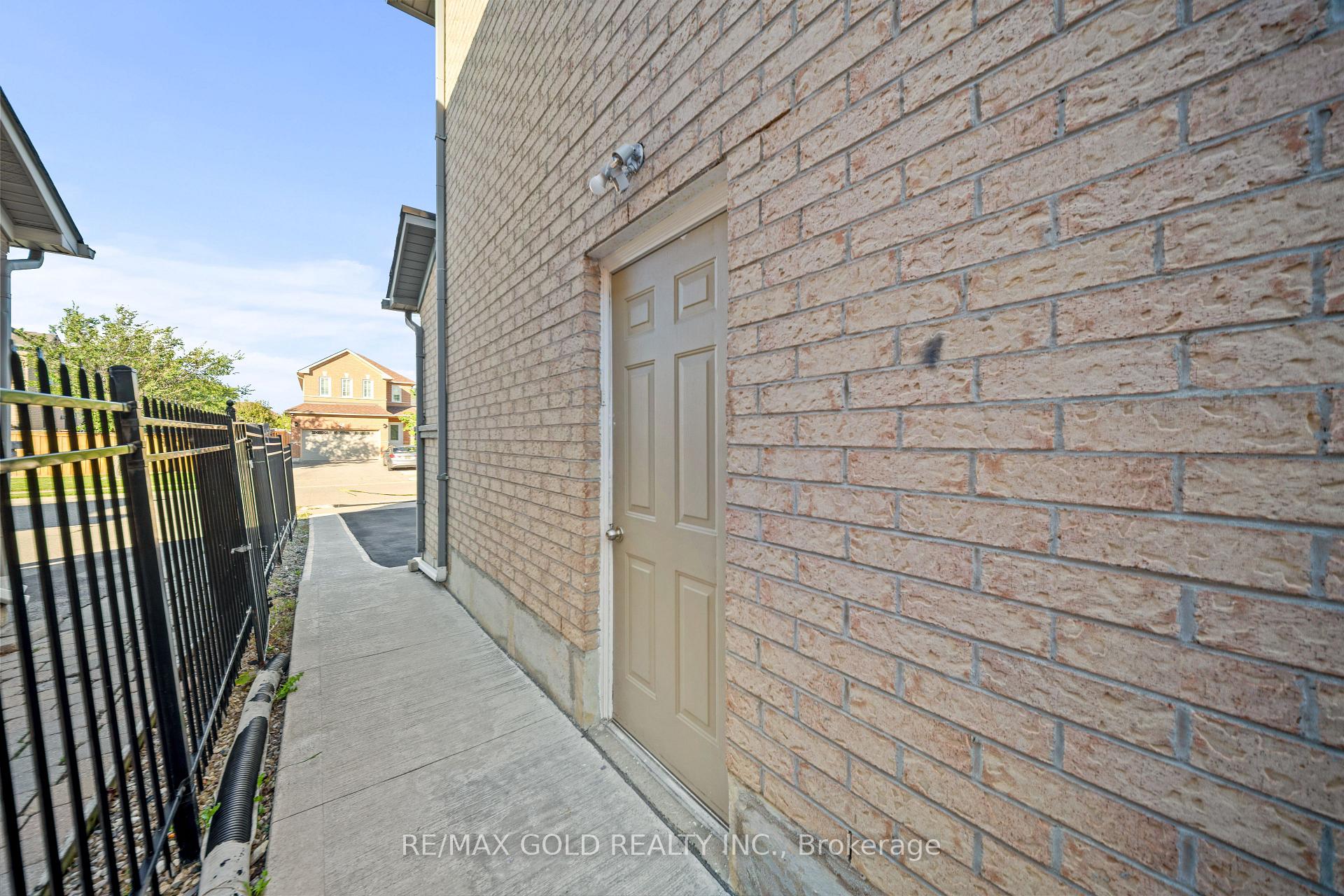 Photo 15 of 24 Alberta Terrace, Brampton, Sandringham-Wellington — HOMEH