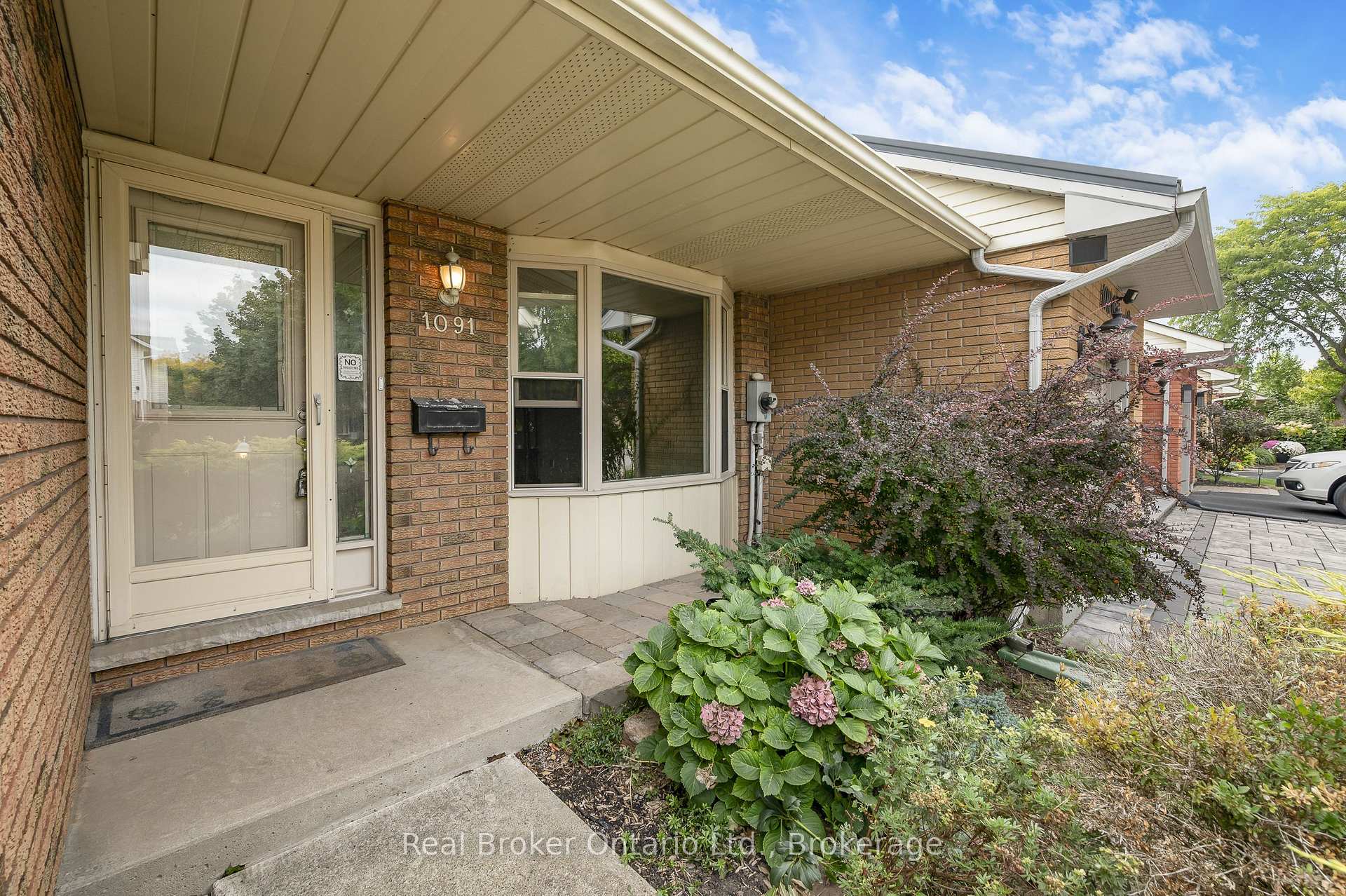 Photo 3 of 1091 Stephenson Drive, Burlington, Brant — HOMEH