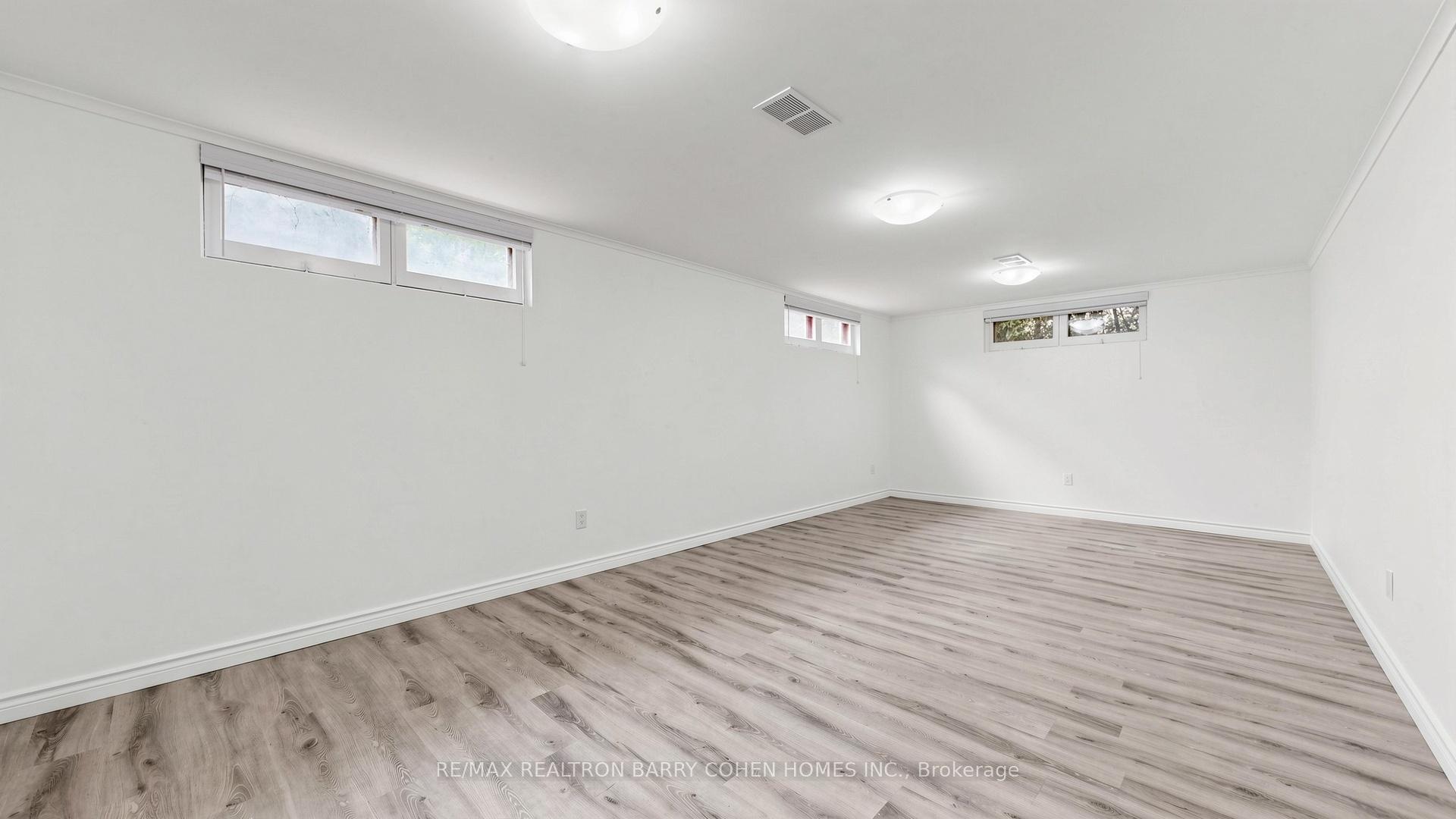 Photo 38 of 3 Greengate Road, North York, Banbury-Don Mills — HOMEH