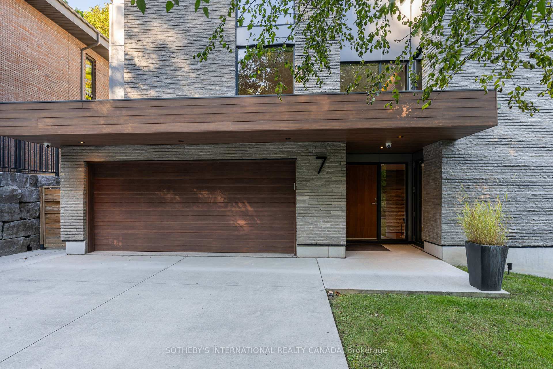 Photo 3 of 7 North Drive, Etobicoke, Edenbridge-Humber Valley — HOMEH