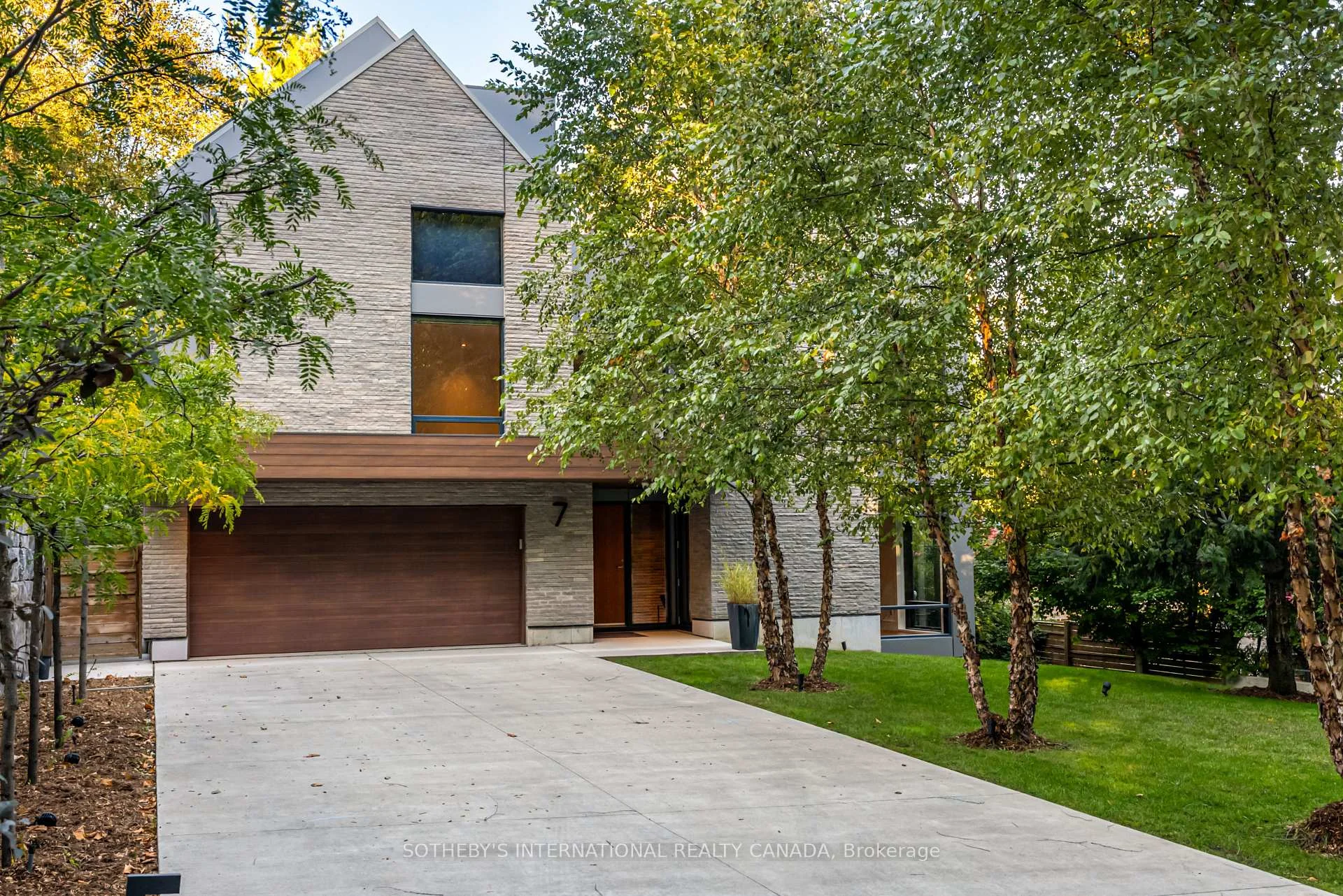 Photo 2 of 7 North Drive, Etobicoke, Edenbridge-Humber Valley — HOMEH