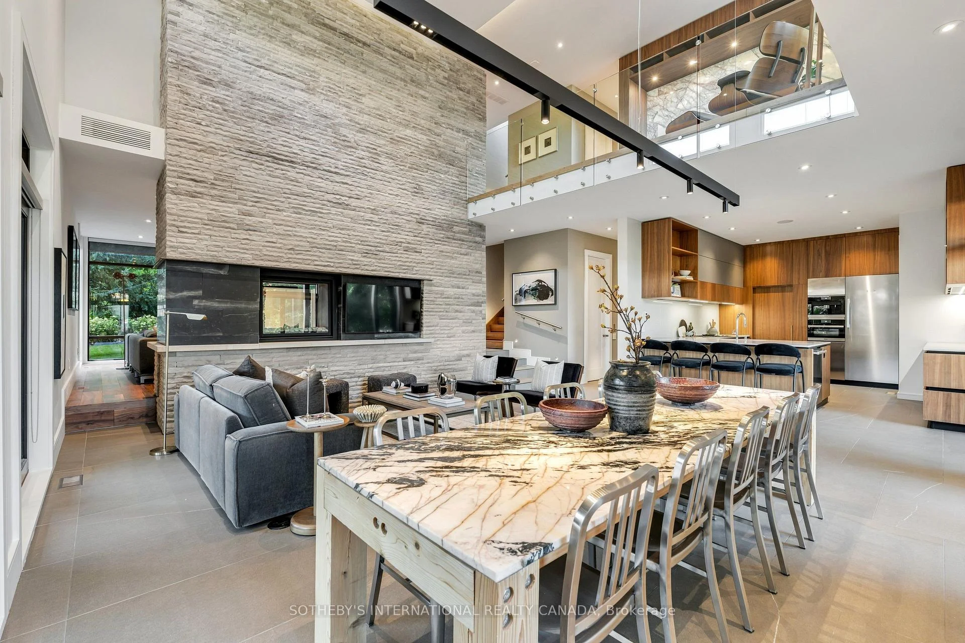 Photo 11 of 7 North Drive, Etobicoke, Edenbridge-Humber Valley — HOMEH
