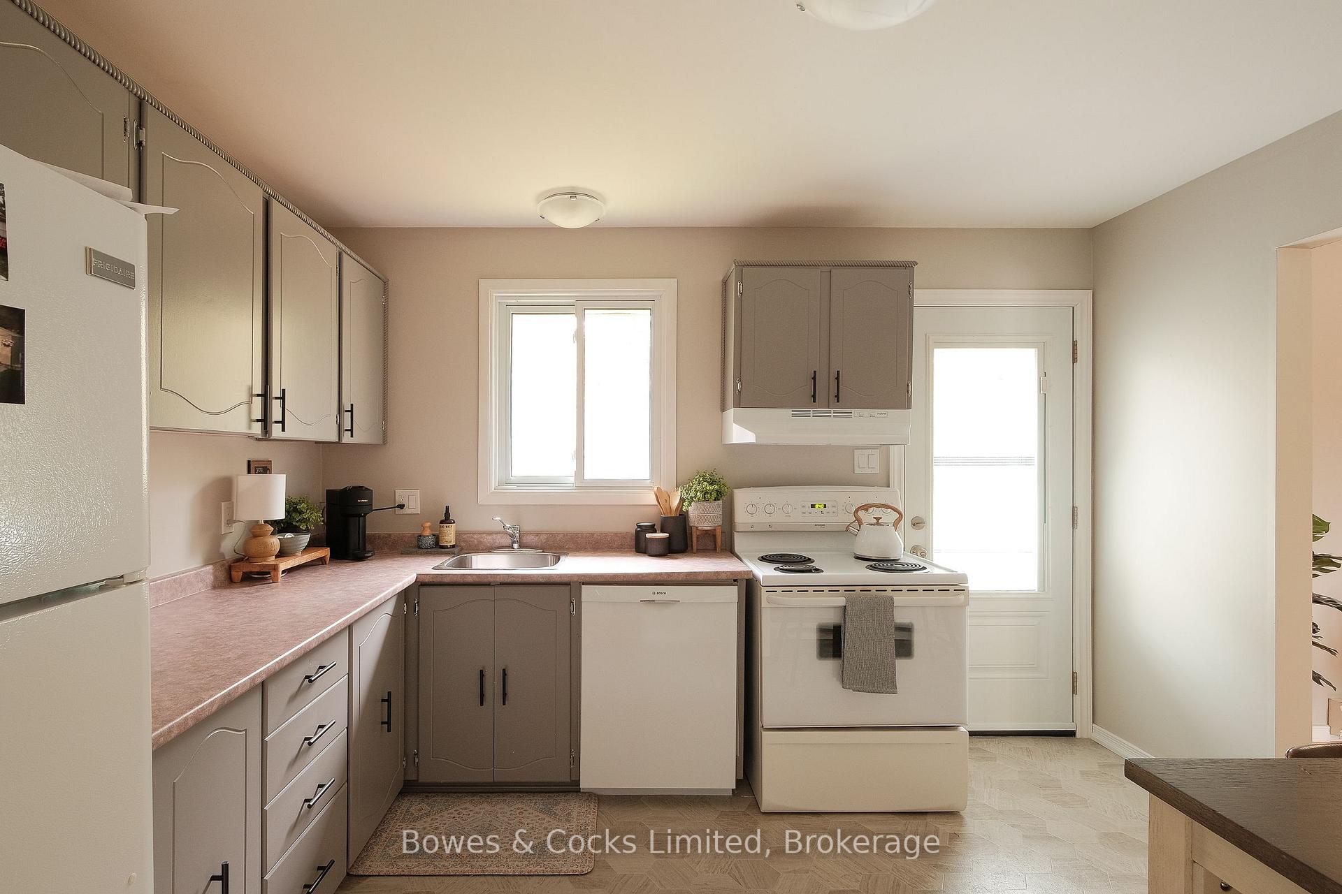 Photo 10 of 591 Otonabee Drive, Peterborough, Ashburnham Ward 4 — HOMEH