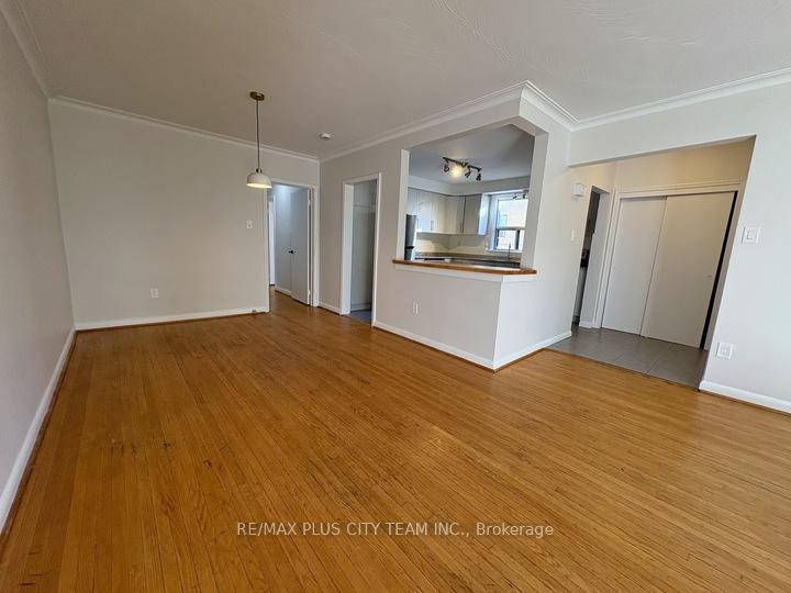 Photo 3 of Unit 2, 44 Meadowbrook Drive, Toronto, Englemount-Lawrence — HOMEH