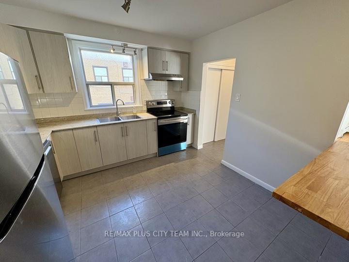 Photo 5 of Unit 2, 44 Meadowbrook Drive, Toronto, Englemount-Lawrence — HOMEH