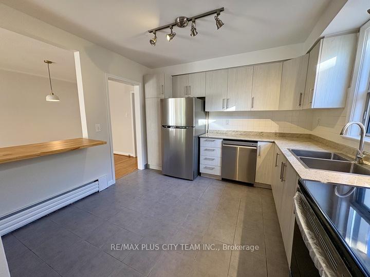 Photo 6 of Unit 2, 44 Meadowbrook Drive, Toronto, Englemount-Lawrence — HOMEH