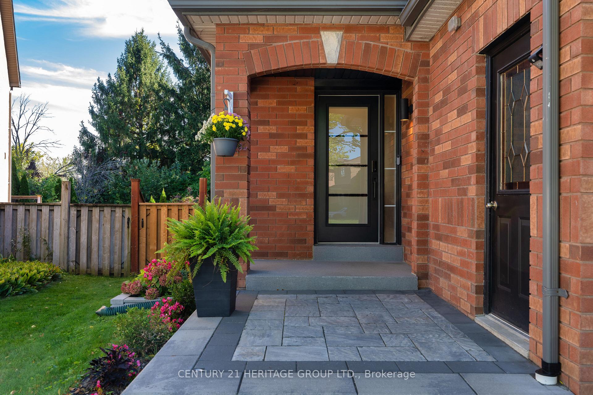 Photo 3 of 671 Walpole Crescent, Newmarket, Stonehaven-Wyndham — HOMEH