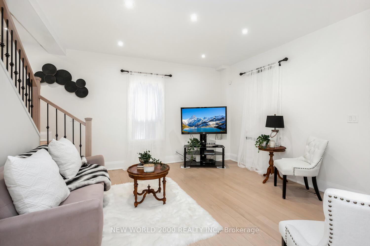 Photo 7 of 8071 Kipling Avenue, Vaughan, West Woodbridge — HOMEH