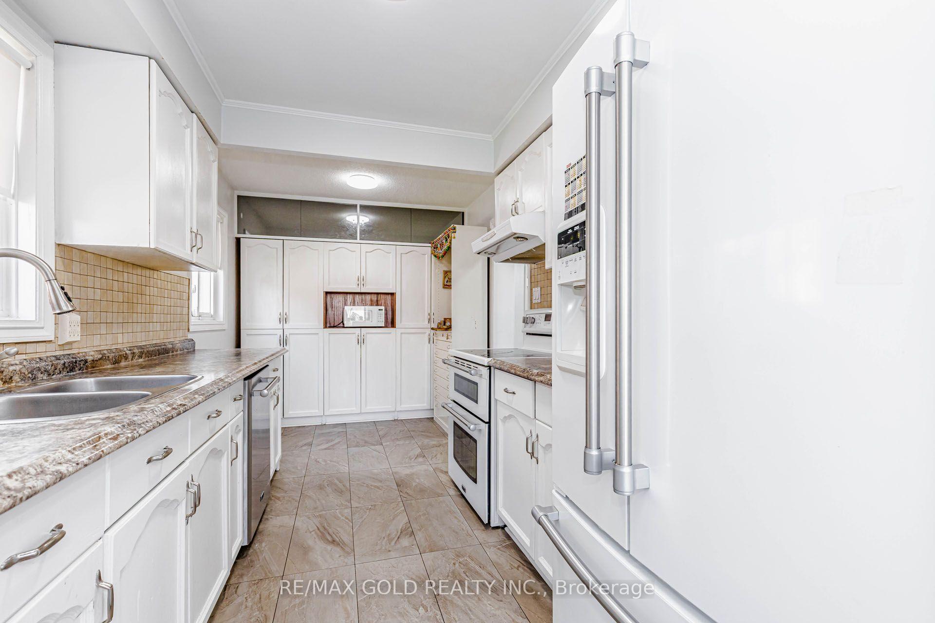 Photo 10 of 240 Simmons Boulevard, Brampton, Madoc — HOMEH