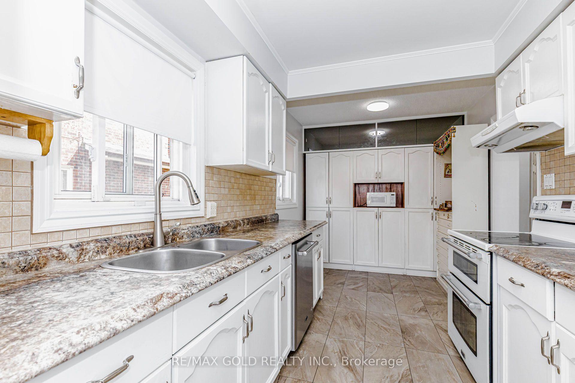 Photo 11 of 240 Simmons Boulevard, Brampton, Madoc — HOMEH
