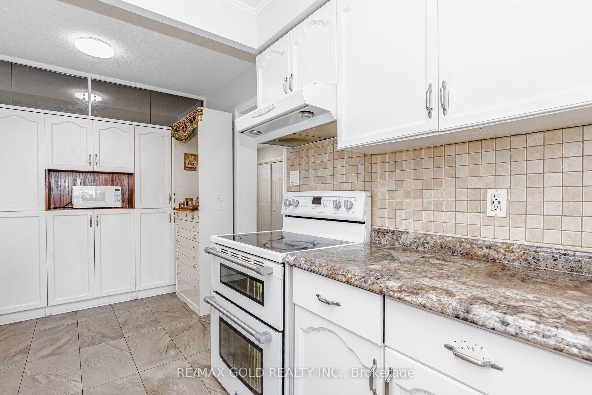 Photo 12 of 240 Simmons Boulevard, Brampton, Madoc — HOMEH