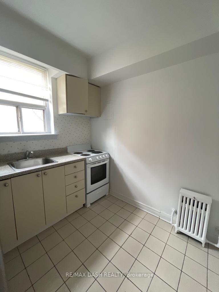 Photo 5 of Unit B1, 50 Neptune Drive, Toronto, Englemount-Lawrence — HOMEH