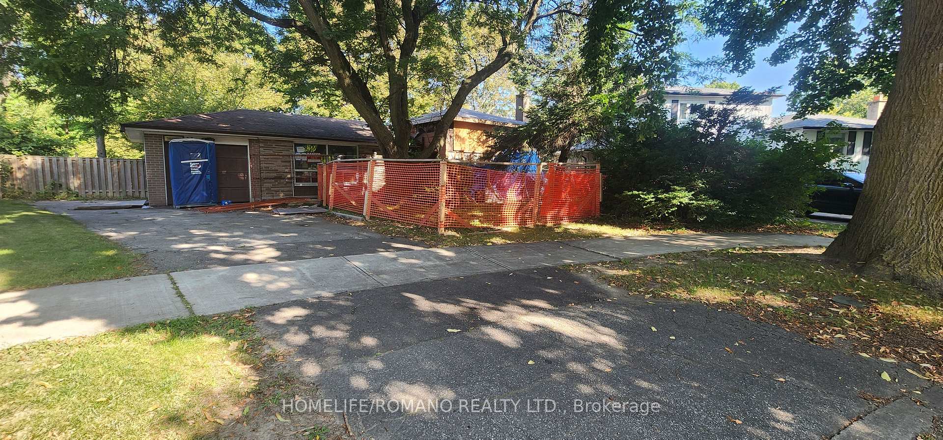 Photo 1 of 14 Threadneedle Crescent, North York, Hillcrest Village — HOMEH