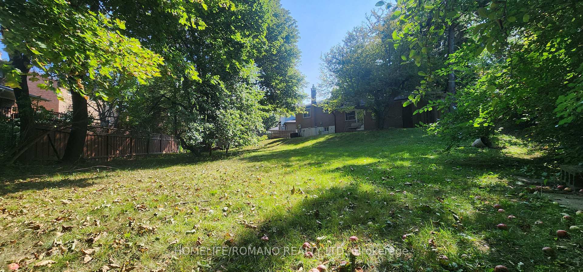 Photo 3 of 14 Threadneedle Crescent, North York, Hillcrest Village — HOMEH