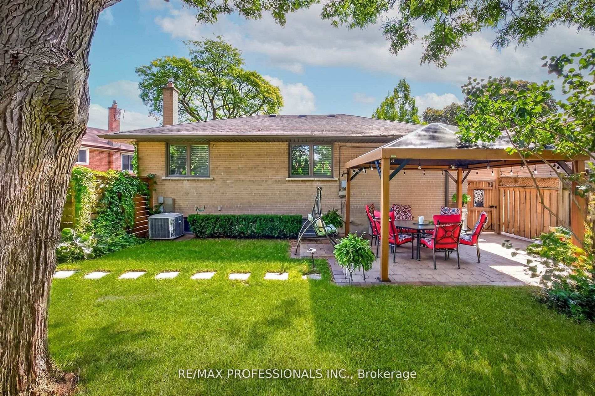 Photo 35 of 57 Merrygale Crescent, Etobicoke, Eringate-Centennial-West Deane — HOMEH