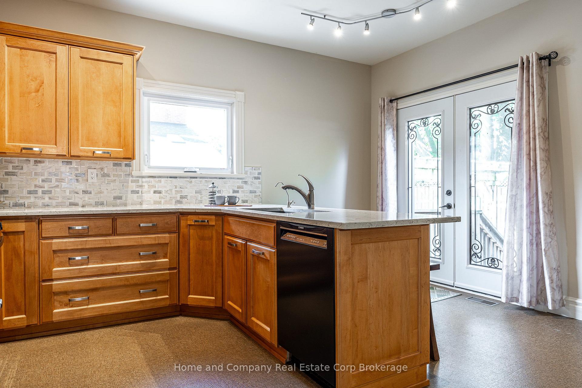 Photo 19 of 252 Albert Street, Stratford — HOMEH
