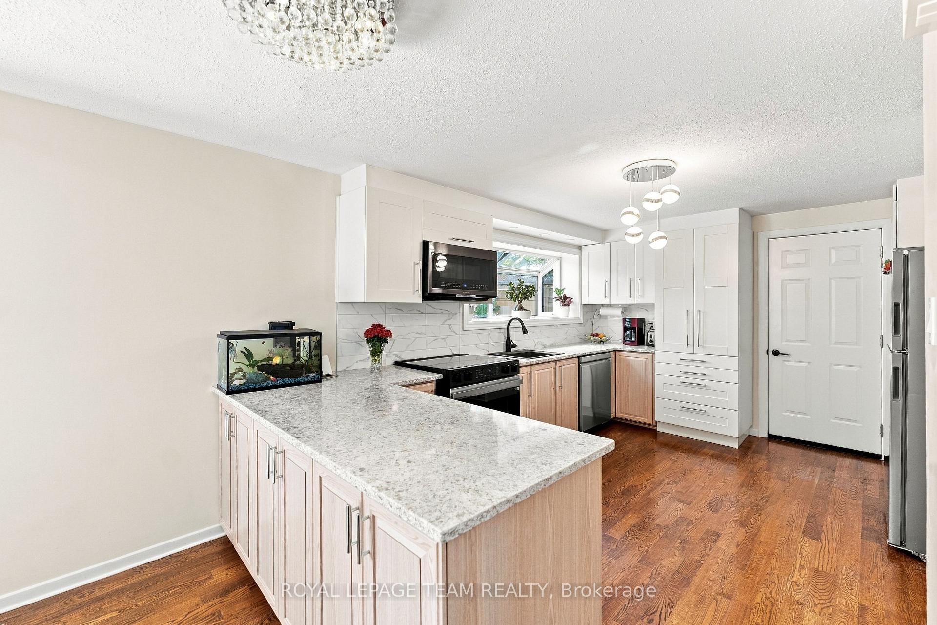 Photo 13 of 93 Beaver Ridge, Ottawa, City View/Skyline/Fisher Heights/Parkwood Hills — HOMEH