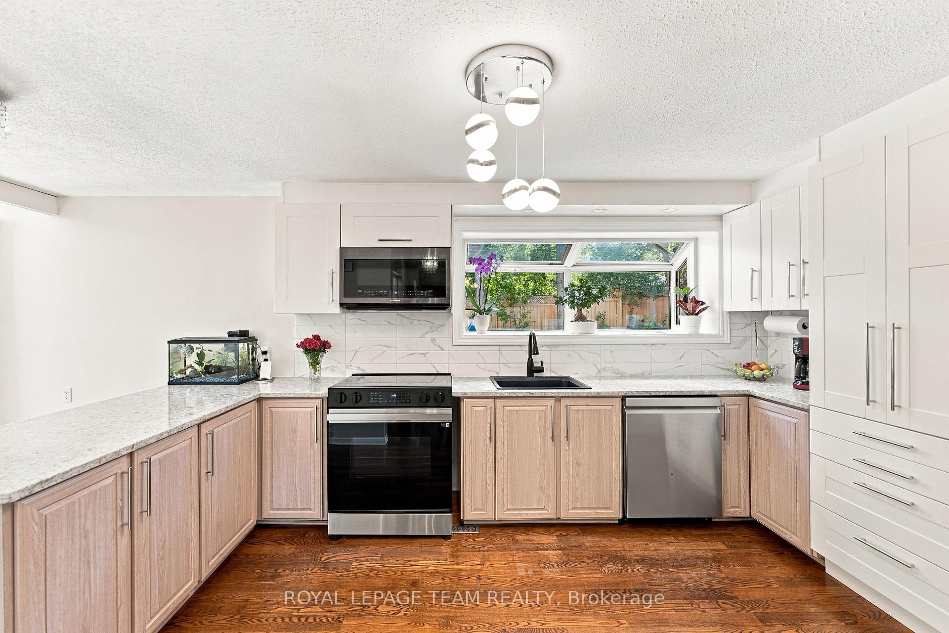 Photo 14 of 93 Beaver Ridge, Ottawa, City View/Skyline/Fisher Heights/Parkwood Hills — HOMEH