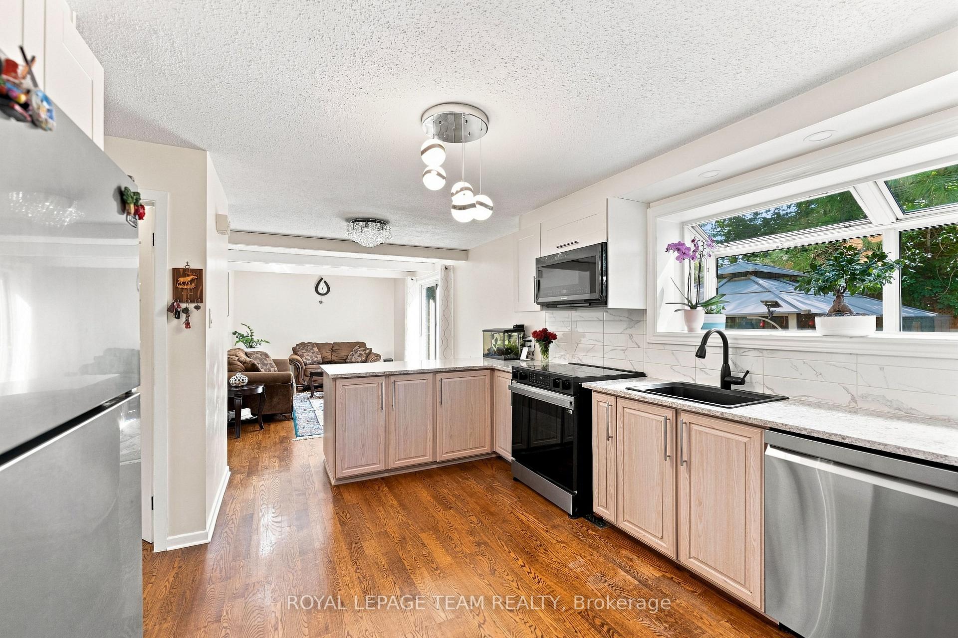 Photo 15 of 93 Beaver Ridge, Ottawa, City View/Skyline/Fisher Heights/Parkwood Hills — HOMEH