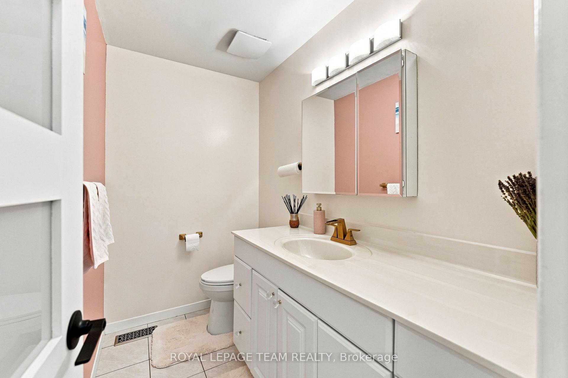Photo 17 of 93 Beaver Ridge, Ottawa, City View/Skyline/Fisher Heights/Parkwood Hills — HOMEH