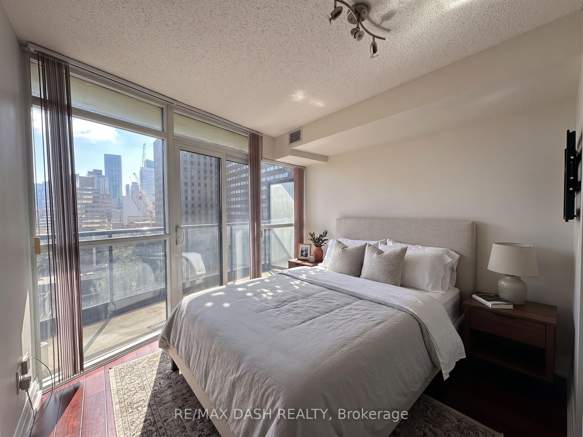Photo of Unit 1008, 21 Carlton Street