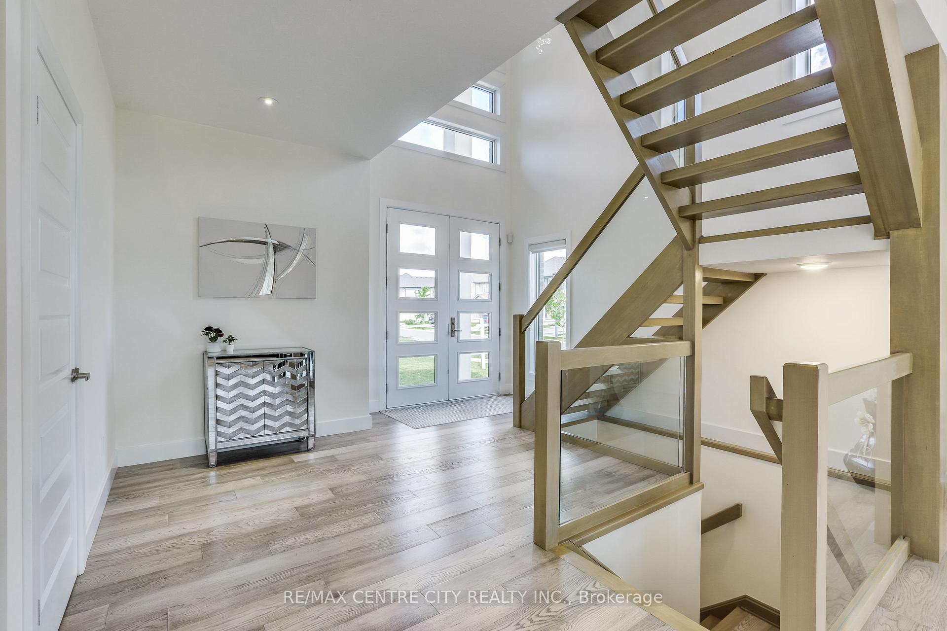 Photo 4 of 1762 Dewar Place, London, North S — HOMEH