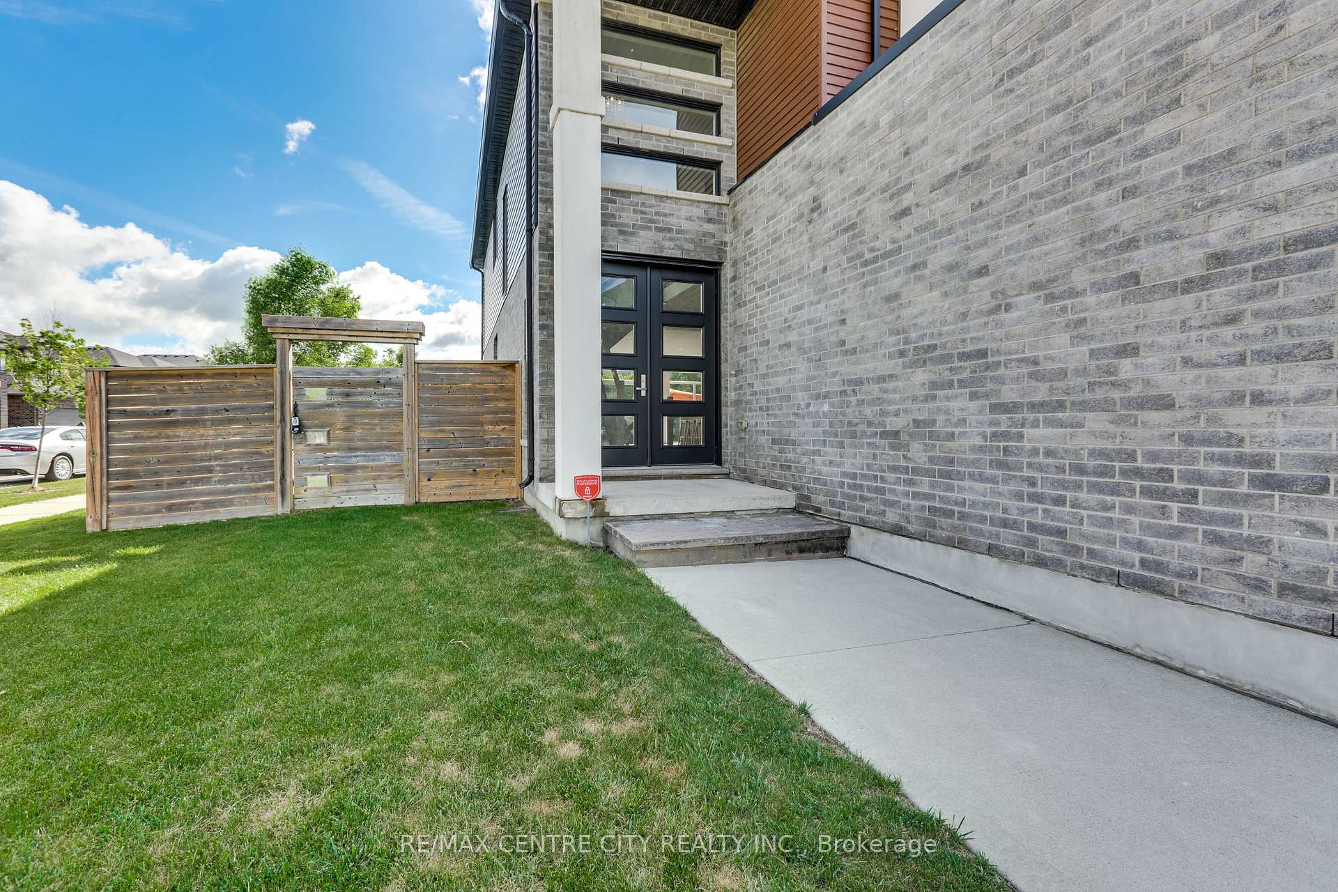 Photo 3 of 1762 Dewar Place, London, North S — HOMEH