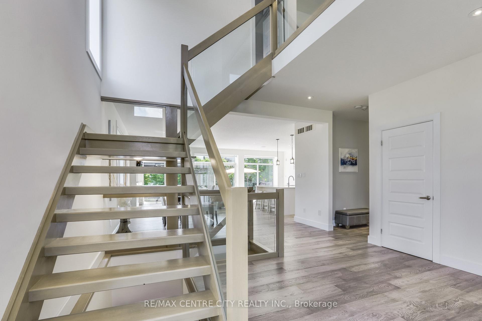 Photo 5 of 1762 Dewar Place, London, North S — HOMEH