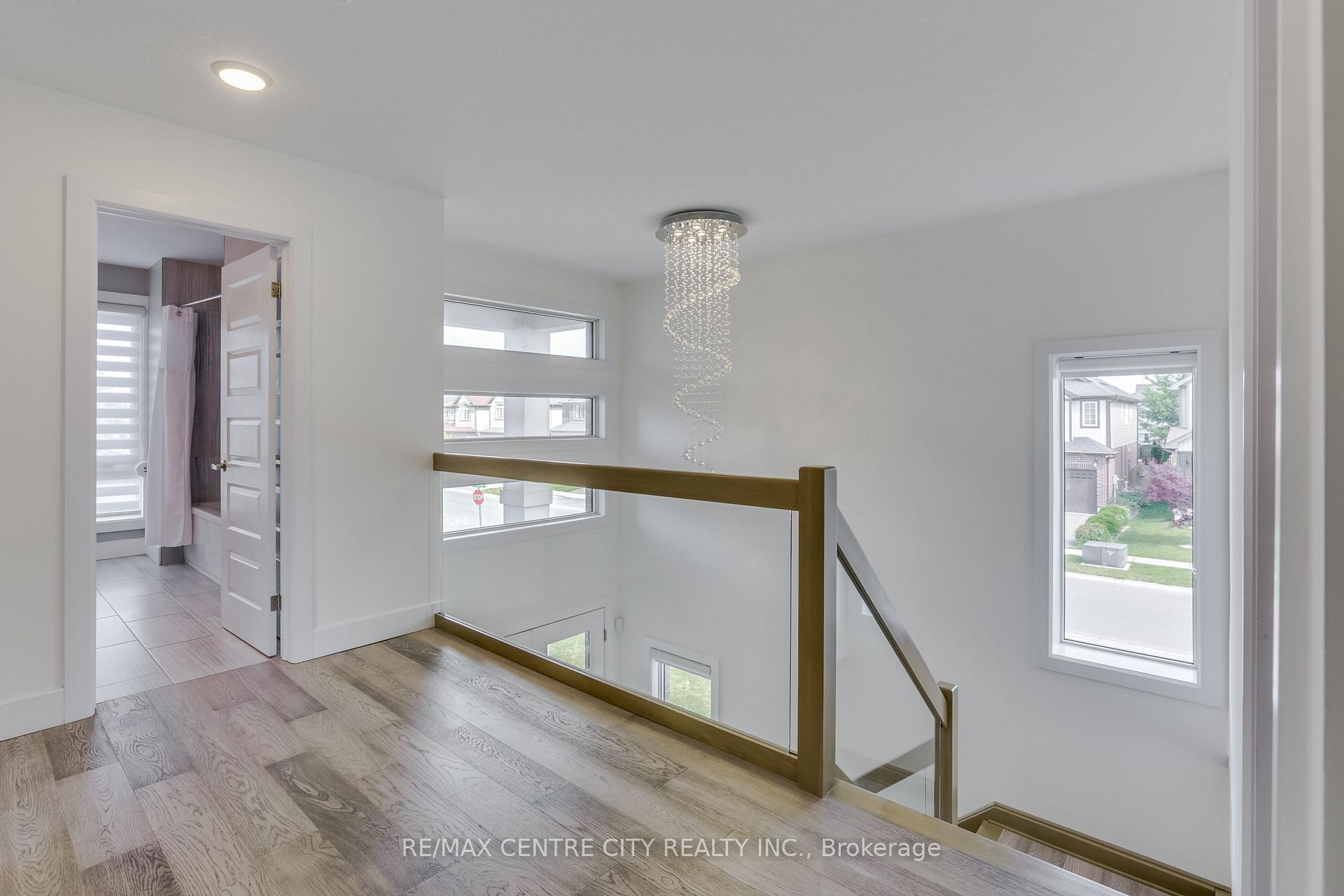 Photo 18 of 1762 Dewar Place, London, North S — HOMEH