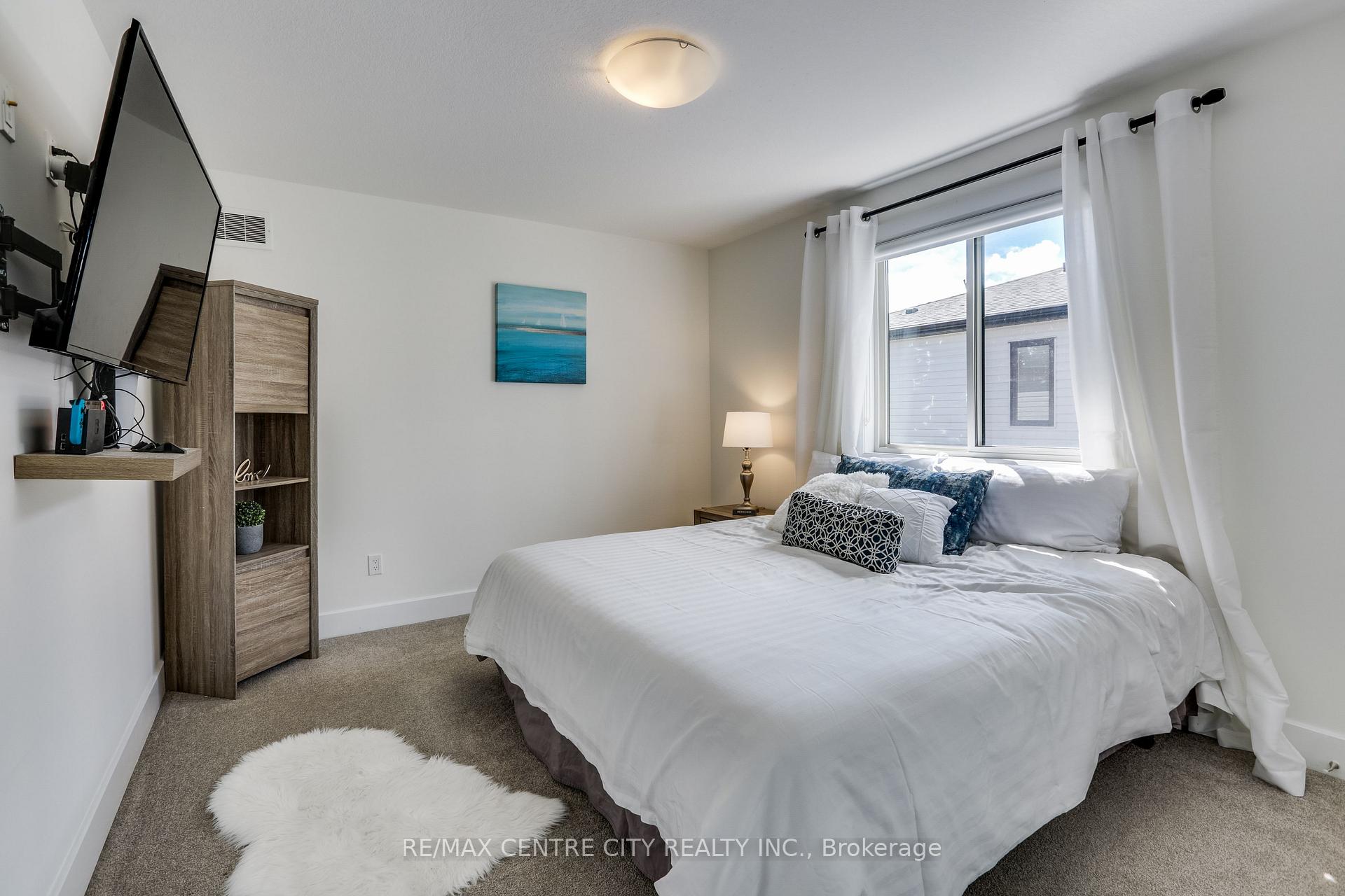 Photo 22 of 1762 Dewar Place, London, North S — HOMEH