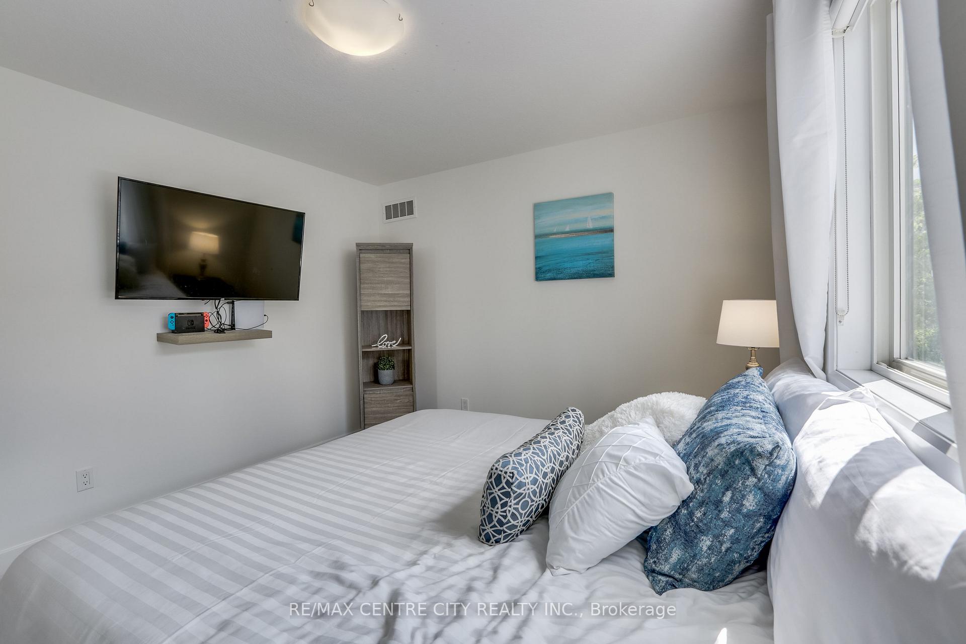 Photo 23 of 1762 Dewar Place, London, North S — HOMEH