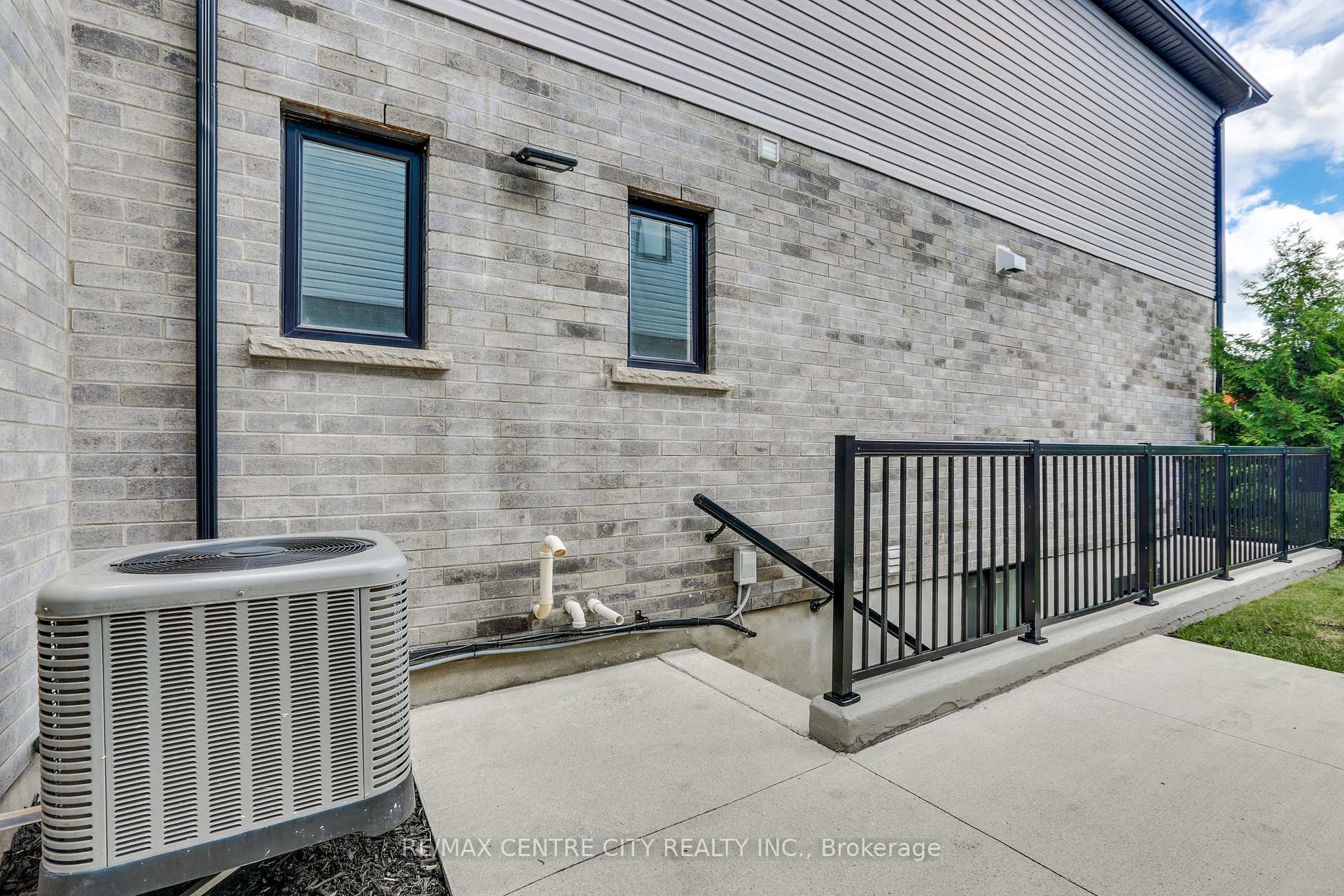Photo 38 of 1762 Dewar Place, London, North S — HOMEH