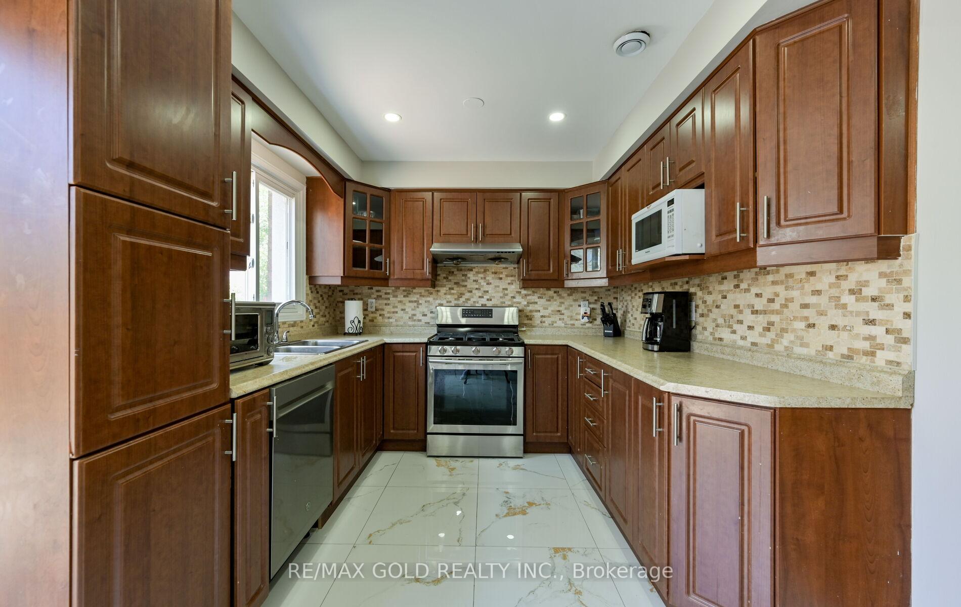 Photo 10 of 171 Fernforest Drive, Brampton, Sandringham-Wellington — HOMEH