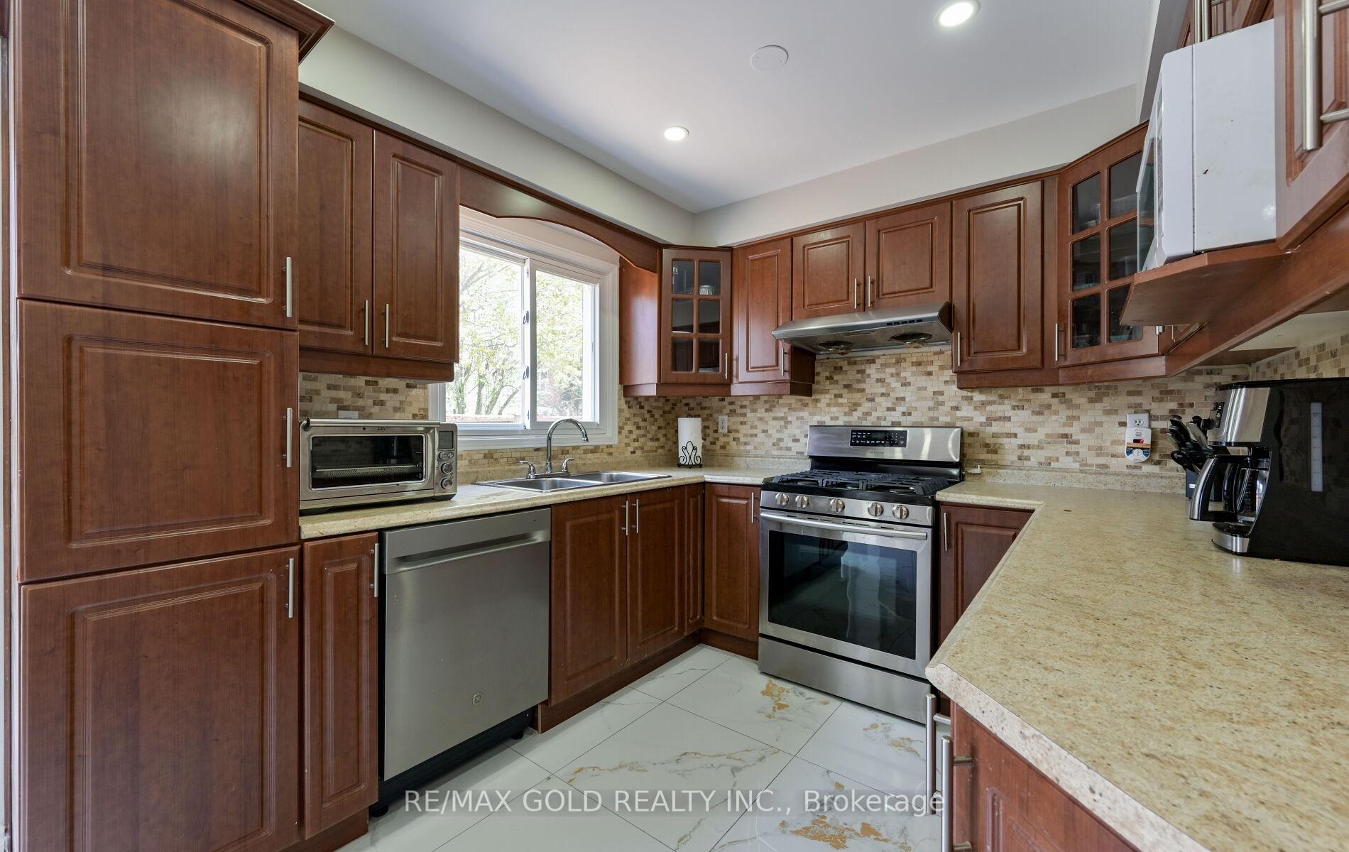 Photo 11 of 171 Fernforest Drive, Brampton, Sandringham-Wellington — HOMEH