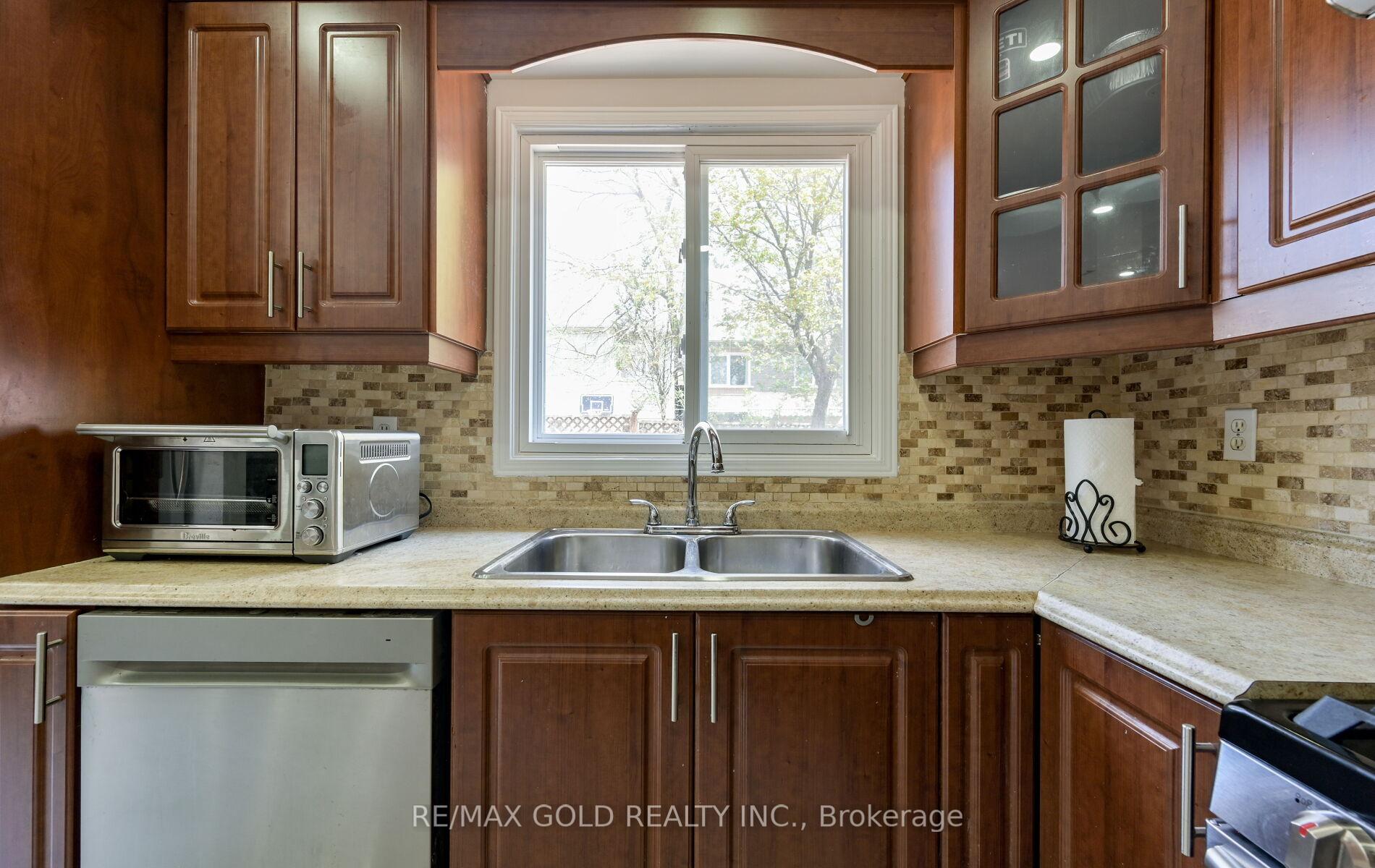 Photo 12 of 171 Fernforest Drive, Brampton, Sandringham-Wellington — HOMEH