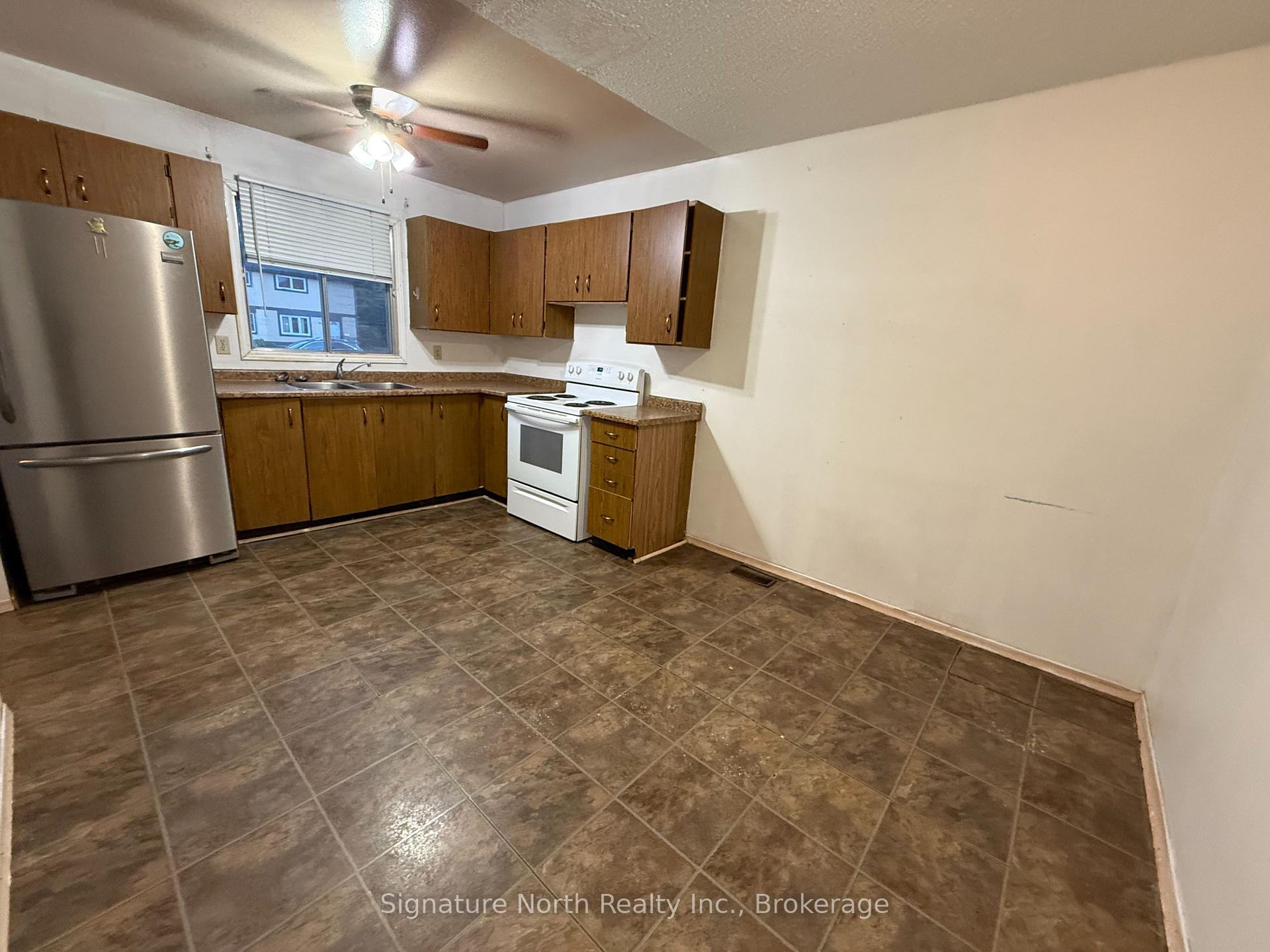 Photo 3 of 392 Wentworth Crescent, Thunder Bay, County Park — HOMEH