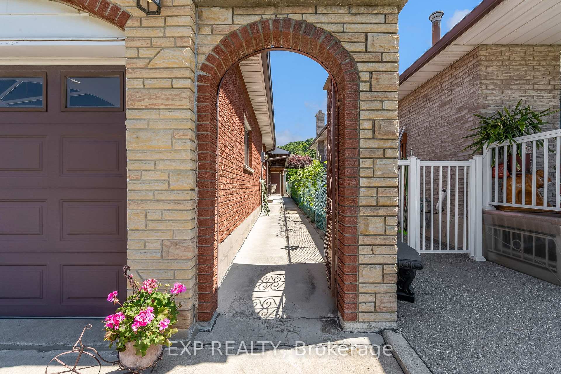 Photo 3 of 150 Marcella Crescent, Hamilton, Gershome — HOMEH