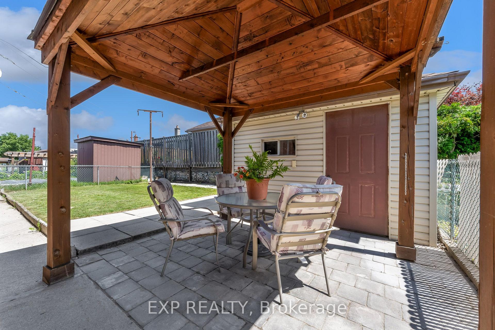 Photo 4 of 150 Marcella Crescent, Hamilton, Gershome — HOMEH