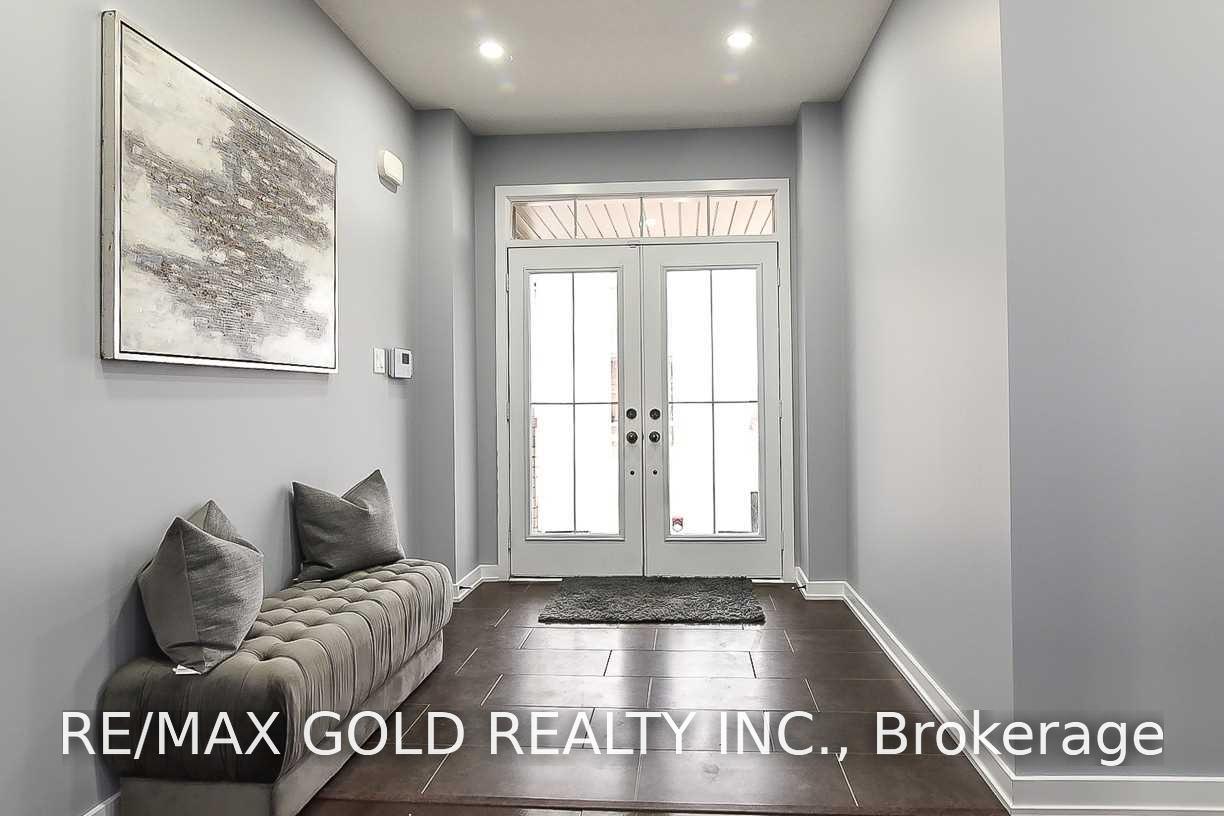 Photo 3 of 206 Crafter Crescent, Hamilton, Stoney Creek Mountain — HOMEH