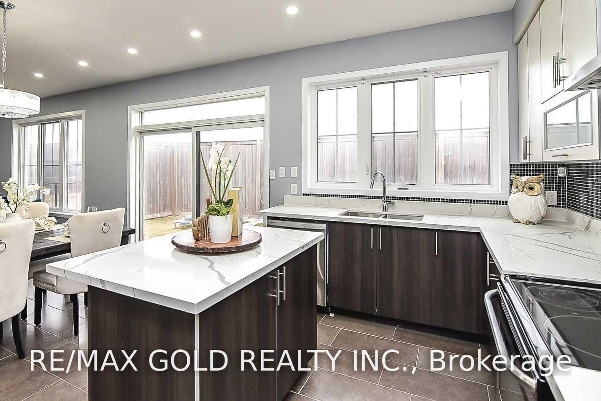 Photo 11 of 206 Crafter Crescent, Hamilton, Stoney Creek Mountain — HOMEH