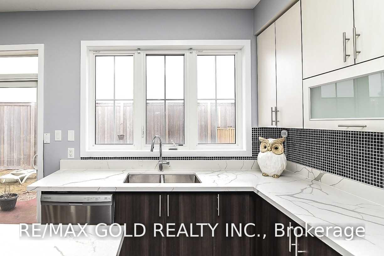 Photo 14 of 206 Crafter Crescent, Hamilton, Stoney Creek Mountain — HOMEH