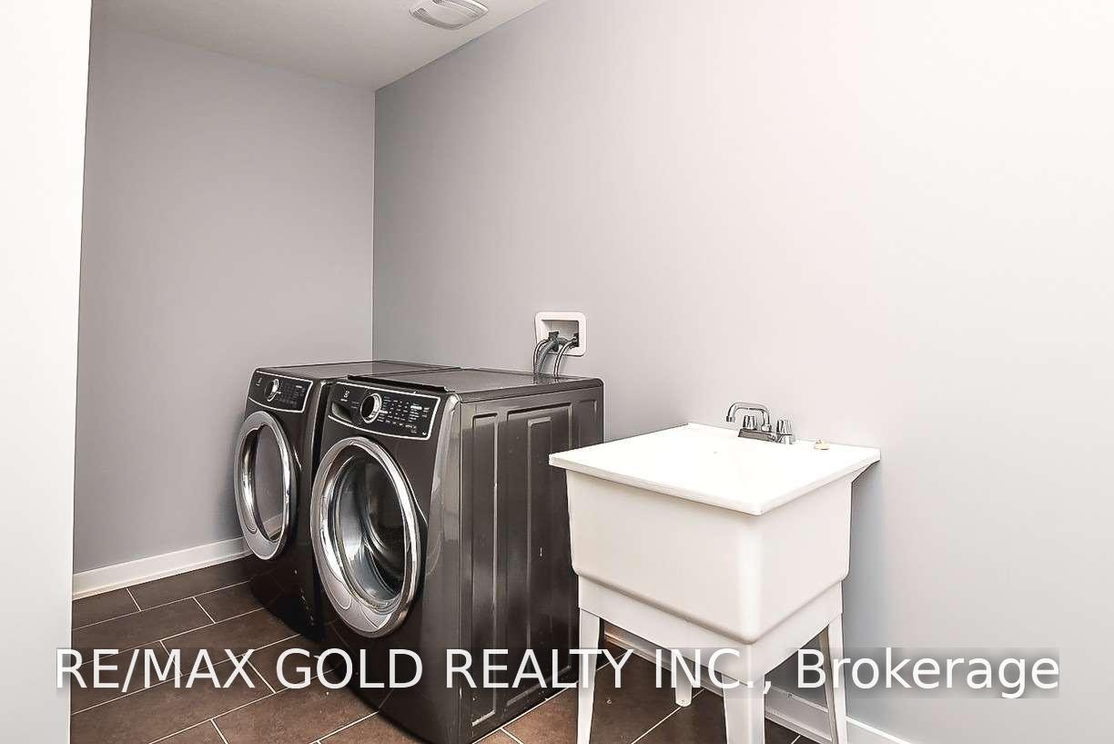 Photo 20 of 206 Crafter Crescent, Hamilton, Stoney Creek Mountain — HOMEH