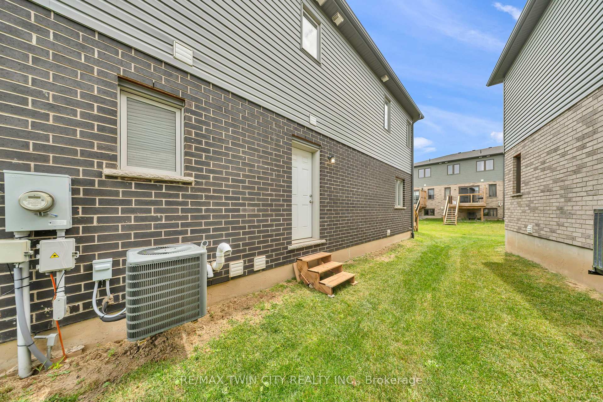 Photo 2 of 13 Pony Way, Kitchener, Huron Park — HOMEH